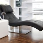 Designer-Liege Chaise-Longue aus Kunstleder schwarz mit vernickeltem Gestell | Siara | Relax-Liege zum Entspannen aus hochwertigem Kunstleder schwarz | Moderner Liege-Sessel für Ihr Wohnzimmer
