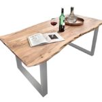 SAM® Stilvoller Esszimmertisch Quarto aus Akazie-Holz, Tisch mit lackierten Beinen aus Roheisen, naturbelassene Optik mit einer Baumkanten-Tischplatte